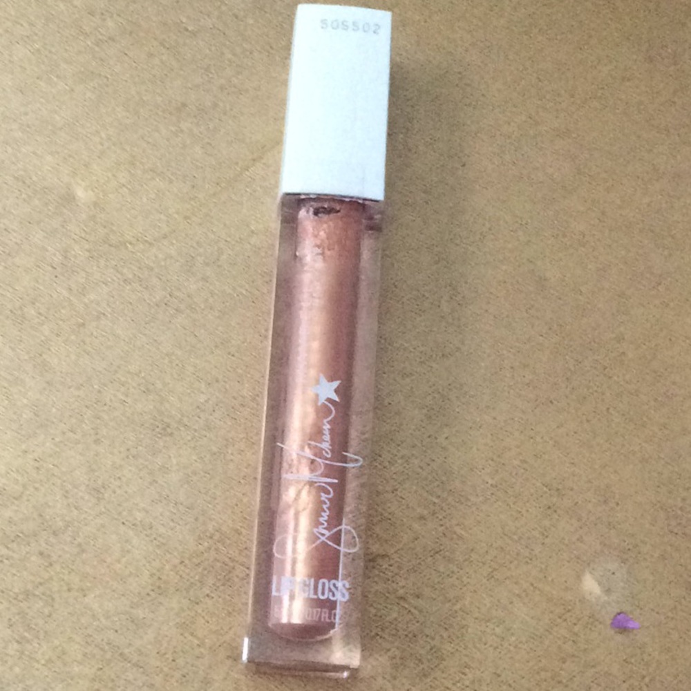 A cute pinkish gold lip stick💋